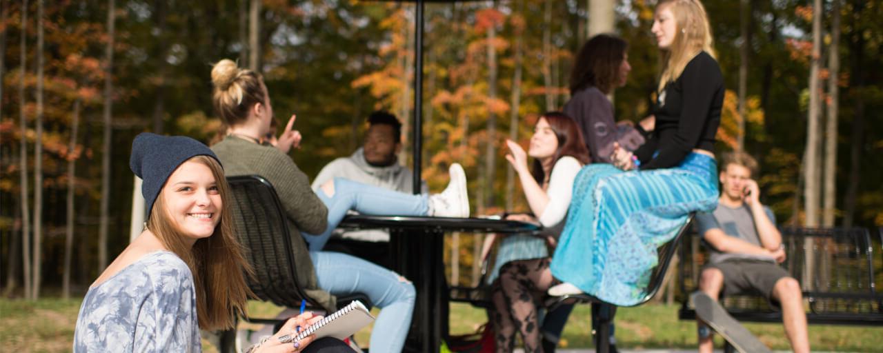 学生们在艾伦代尔校区的霍尔顿胡克学习和生活中心外放松.